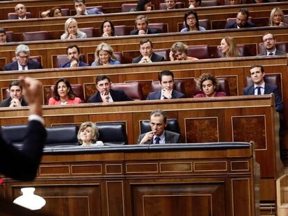 De espaldas, el presidente del Gobierno, Pedro Sánchez, se dirige al líder del PP, Pablo Casado, en la sesión de control al Gobierno