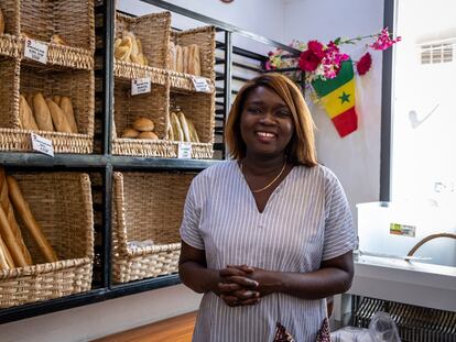 Isseu Diop Sakho posa en su panadería, Mburu, en Dakar, donde se fabrica pan con granos autóctonos como el fonio o el sorgo.