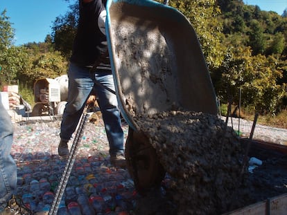 “Las botellas vacías sirven para aligerar las estructuras. Un muro de ladrillos, ya repellado, pesa por metro cuadrado unos 300 kilos:; nuestro sistema solo 110”, explica al teléfono el creador del sistema, Ismael Tecuanhuehue Juárez. “esto tiene varias ventajas, como mejor coste en cimientos y una menor necesidad de resistencia ante el embate de una fuerza sísmica. Buscamos eso, que fuera seguro y económico”.

