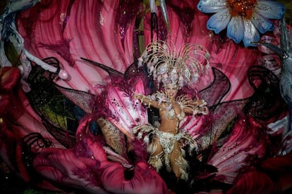 El Carnaval de Santa Cruz de Tenerife 2019, declarado fiesta de interés turístico internacional por España en 1980 y uno de los más destacados del mundo, dio comienzo el 1 de febrero y sus celebraciones se extienden hasta el 10 de marzo. Una de las 19 nominadas a la Reina del Carnaval de Santa Cruz, muestra su diseño en el escenario principal.