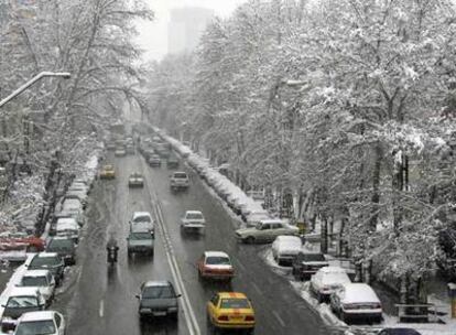 La nieve ha tomado la capital iraní y otras muchas partes del país persa por primera vez en 30 años. En la fotografía, la calle de Vali Asr en Teherán.