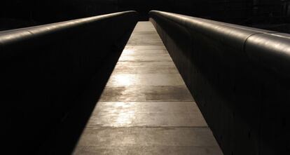 Rudy Ricciotti, el arquitecto del MUCEM, describe el puente peatonal de acceso como una "alfombra voladora".