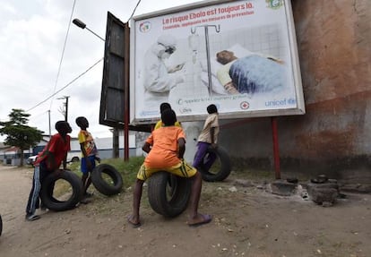 Ni&ntilde;os mirando un cartel de prevenci&oacute;n del &eacute;bola en Costa de Marfil.