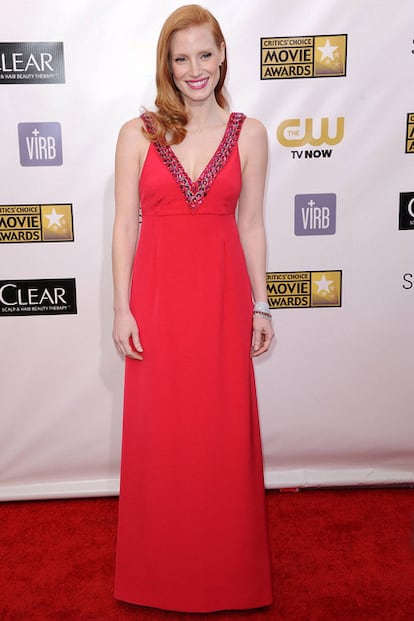 Jessica Chastain optó por este vestido largo con pedrería en el escote de Prada para recoger el premio a la Mejor Actriz en los Critics' Choice Awards.