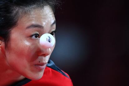 La alemana Xiaona Shan durante su partido de semifinales de tenis de mesa por equipos femenino en el Gimnasio Metropolitano de Tokio.