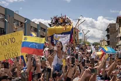 Los presentes coreaban la consigna “libertad”. Algunos se atrevían con el cántico “este Gobierno va a caer”.