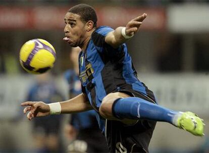 Adriano golpea el balón durante el partido. Un gol suyo dio la victoria al Inter.