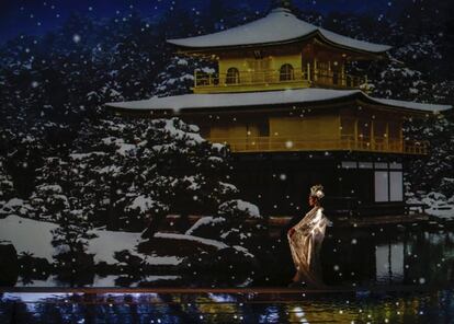 Una modelo luce una creación de la diseñadora Yumi Katsura durante su desfile de trajes de boda en Tokio (Japón).