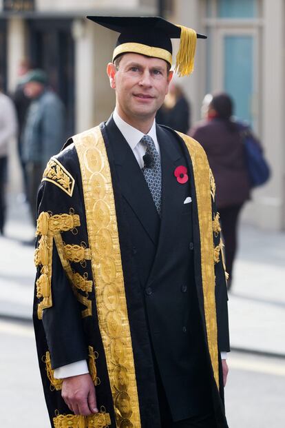 Prince Edward, Earl of Wessex, leaves Bath Abbey after taking part in a ceremony to become the University of Bath's new chancellor. Bath, Somerset. 07 November 2013.

El principe Eduardo es nombrado rector de la universidad de Bath
444/cordon press