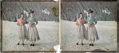 Imagen estereoscópica titulada 'Jacques Henri Lartigue (derecha) y Germaine Boivin, vestidos como gemelas para un baile en el Hotel Savoy', Chamonix, 1919.