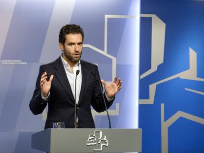 Sémper, durante su comparecencia ante los periodistas en el Parlamento.