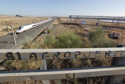 En los alrededores del aeródromo, varias pintadas reivindican el rechazo al cierre de la terminal