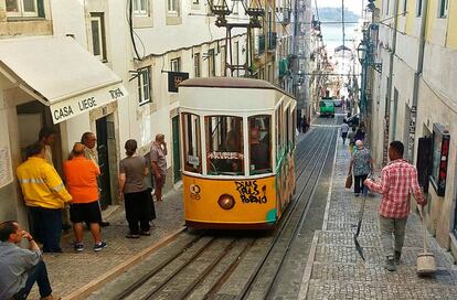 Lisboa. El tranvía de Bica de Duarte Vela salva una empinada cuesta con cientos de escalones. Vale 3,60 euros y requiere paciencia: hay que esperar a que pase el camión de la basura.