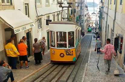 Lisboa. El tranvía de Bica de Duarte Vela salva una empinada cuesta con cientos de escalones. Vale 3,60 euros y requiere paciencia: hay que esperar a que pase el camión de la basura.