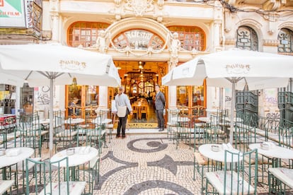 Cuando triunfaban las tertulias de café, en los años veinte, el Majestic reunía a la intelectualidad local, y hoy, a los curiosos foráneos, pues mantiene su arquitectura art-nouveau. Cerca ha renacido el Café Guarany (1933), en la avenida de los Aliados. El otrora Café Imperial es ahora el McDonald’s más bonito del mundo. Tampoco hay que andar mucho para sentarse en la Confitería del Bolhão (1896) y A Pérola do Bolhão (1917), todo en la misma calle y junto al mercado.