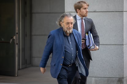 Fernando Peña (centro), a su salida de la Audiencia Nacional de Madrid, este jueves. 