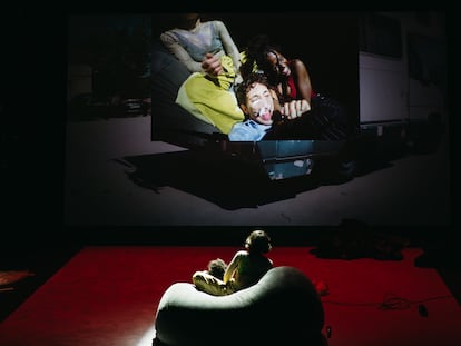 Escena de 'Cristo está en Tinder', de Rodrigo García, en el Teatro de la Abadía de Madrid.