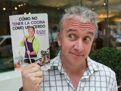 El humorista Óscar Terol posa esta mañana en San Sebastián con su último libro.