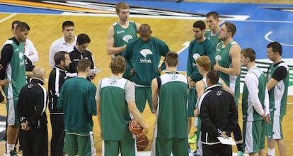 El entrenador del Unicaja, Joan Plaza (3i) se dirige a sus jugadores en un entrenamiento.