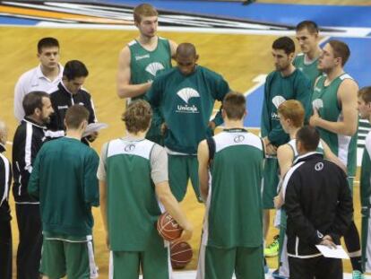 El entrenador del Unicaja, Joan Plaza (3i) se dirige a sus jugadores en un entrenamiento.