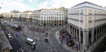 Aspecto de la Puerta del Sol de Madrid a las 9 de la mañana, media hora antes de la apertura de la nueva tienda de Apple.