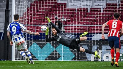 Oblak para un penalti a Joselu este domingo en el Wanda Metropolitano en el partido entre el Atlético y el Alavés.