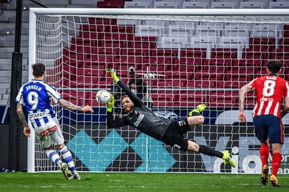 Oblak para un penalti a Joselu este domingo en el Wanda Metropolitano en el partido entre el Atlético y el Alavés.