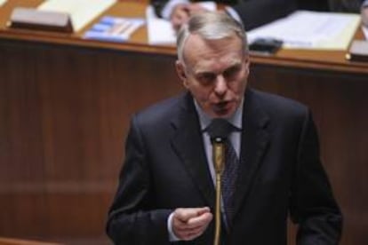 El primer ministro francés Jean-Marc Ayrault da un discurso durante una sesión celebrada en el Parlamento francés en París, Francia. EFE/Archivo