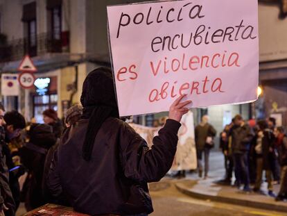 Protesta contra la actividad encubierta de un policía en movimientos antisistema, en febrero de 2023 en el centro cultural La Cinètika de Sant Andreu (Barcelona).