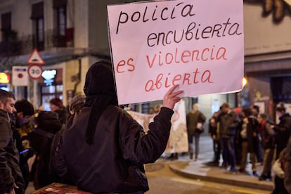 Protesta contra la actividad encubierta de un policía en movimientos antisistema, en febrero de 2023 en el centro cultural La Cinètika de Sant Andreu (Barcelona).