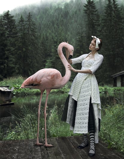 Vestido de punto de lana con escote palabra de honor y gran falda, abierta a base de cortes irregulares sobre otra de tul negro, y chaquetita, ambos de Dolce & Gabbana; zapatos tipo merceditas negros con incrustaciones de brillantes de Jimmy Choo, medias a rayas de Funidelia y diadema de Juan Vidal.