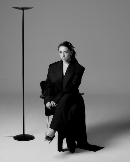 “Las cifras han hecho de la música un deporte de competición; ¿en qué momento hemos convertido algo intangible en un 'ranking' de mierda?”, lamenta la cantante, que luce en la imagen abrigo y chaleco de Doblas, pantalón de Issey Miyake, zapatos de Jimmy Choo y pendientes de Cartier.