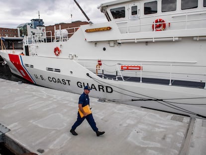 Un miembro de la Guardia Costera de EE UU, este martes en la base del cuerpo en Boston.