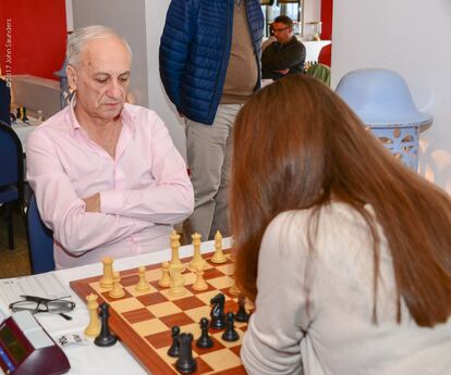 Bellón, durante su partida contra su hija, Anna Cramling-Bellón, en el abierto de Gibraltar, en enero de este año, que terminó en tablas