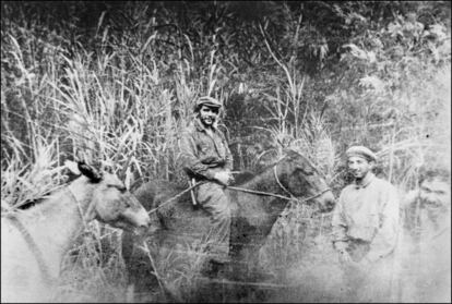 Nesta foto do Centro de Estudos Che Guevara, o legendário revolucionário está montando a cavalo perto de Nancahuazu (Bolívia) enquanto tentava organizar a revolução nesse país.