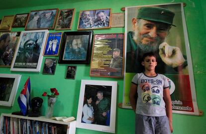 Marlon Mendez (10), admirador de Castro, posa en su dormitorio en la provincia de Artemisa.