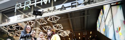Unas jóvenes se sacan un 'selfie' en el Primark de la Gran Vía de Madrid, uno de los símbolos de la moda 'low cost'