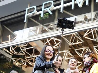 Unas j&oacute;venes se sacan un &#039;selfie&#039; en el Primark de la Gran V&iacute;a de Madrid, uno de los s&iacute;mbolos de la moda &#039;low cost&#039;