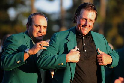 Phil Mickelson se pone la chaqueta verde con la ayuda de ?ngel Cabrera, el anterior ganador