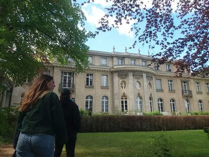 Visitantes en la villa de Wannsee, donde se planific el Holocausto.