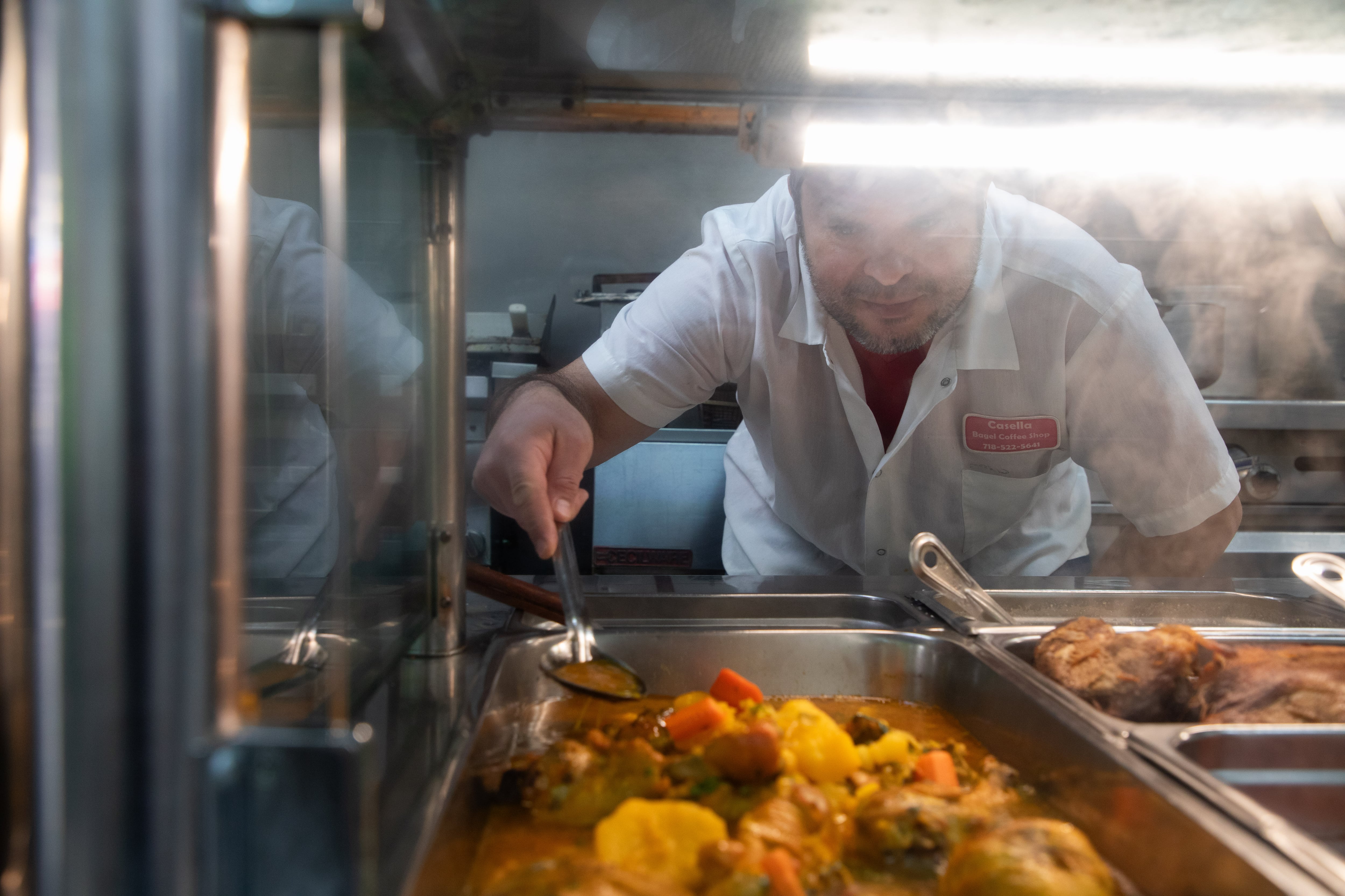 Octavio, migrante venezolano, en un restaurante de Brooklyn.