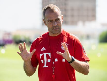 Hansi Flick, técnico del Bayern, este lunes en Lisboa durante un entrenamiento.