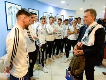 Macri despide a la selección argentina en el predio de la AFA, el miércoles por la noche.