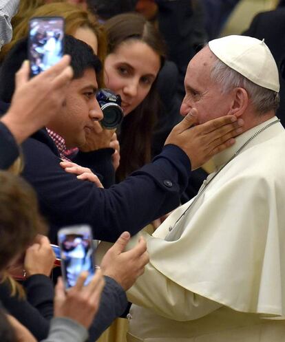 El papa Francisco saluda a los fieles durante la Audiencia general celebrada en el aula Pablo VI en el Vaticano, el 4 de febrero de 2015.