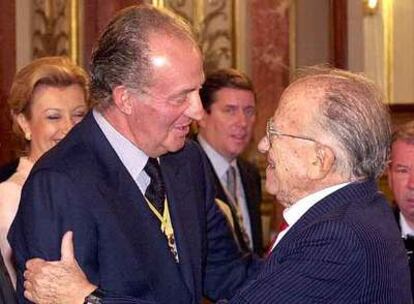 Don Juan Carlos con Santiago Carrillo en noviembre del 2000.