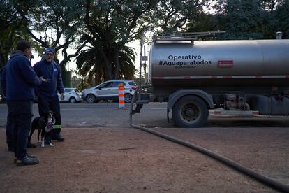 Trabajadores de la localidad surten agua a hospitales y centros de salud, durante el operativo agua para todos. 