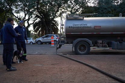 Trabajadores de la localidad surten agua a hospitales y centros de salud, durante el operativo agua para todos. 