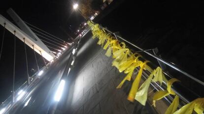 Lazos amarillos en el puente sobre el río Cèrvol, en la frontera de Cataluña y la Comunidad Valenciana.