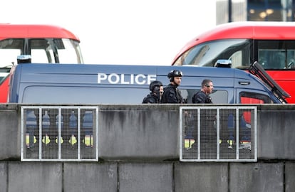 Agentes de policía trabajan en la zona del suceso, este viernes en Londres. Fuentes del Gobierno citadas por la BBC aseguran que la respuesta de la policía al incidente ha sido "defensiva", puesto que no se había recibido información previa de los servicios de inteligencia.