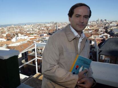 El periodista Isa&iacute;as Lafuente, en la terraza de la Cadena SER.